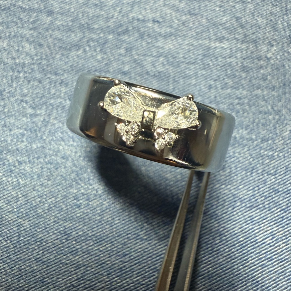 Customize your oura ring by adding a "gem" /rhinestone/nail art